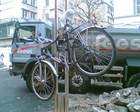 Fahrrad hebt ab - Baustelle in Stuttgart, Königstraße