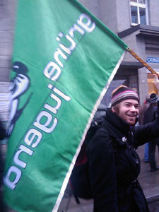 David mit Grüne-Jugend-Fahne bei der Demo gegen das neue Versammlungsgesetz in Stuttgart (6.12.2008)